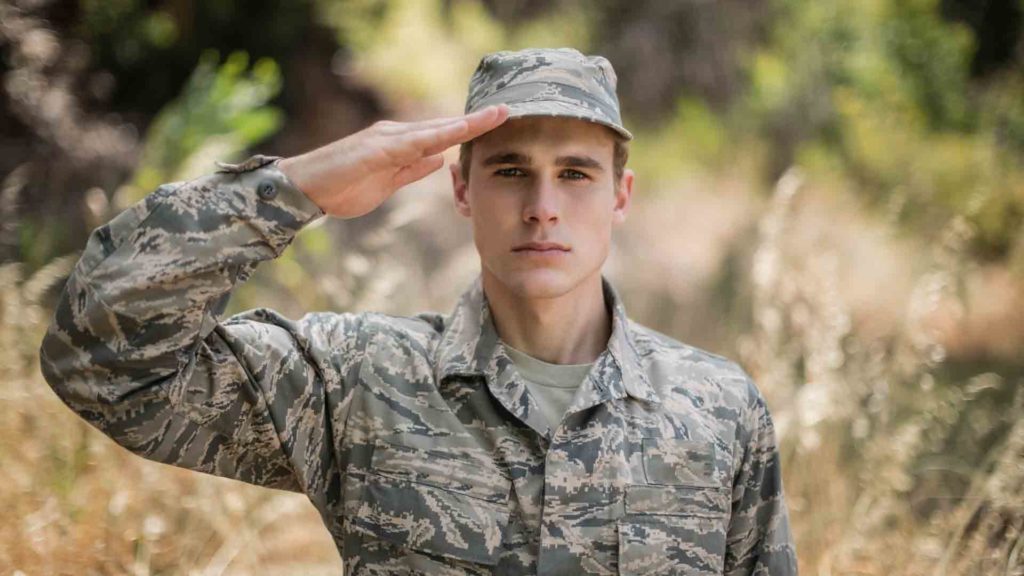 portrait of military soldier giving salute RQVLM5Z 1 1